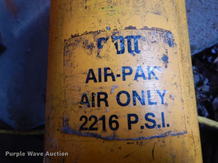 image for item GO9560 (8) scott oxygen tanks