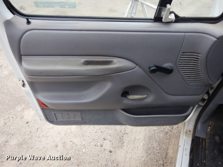 image for item GX9979 1997 Ford F350 box truck