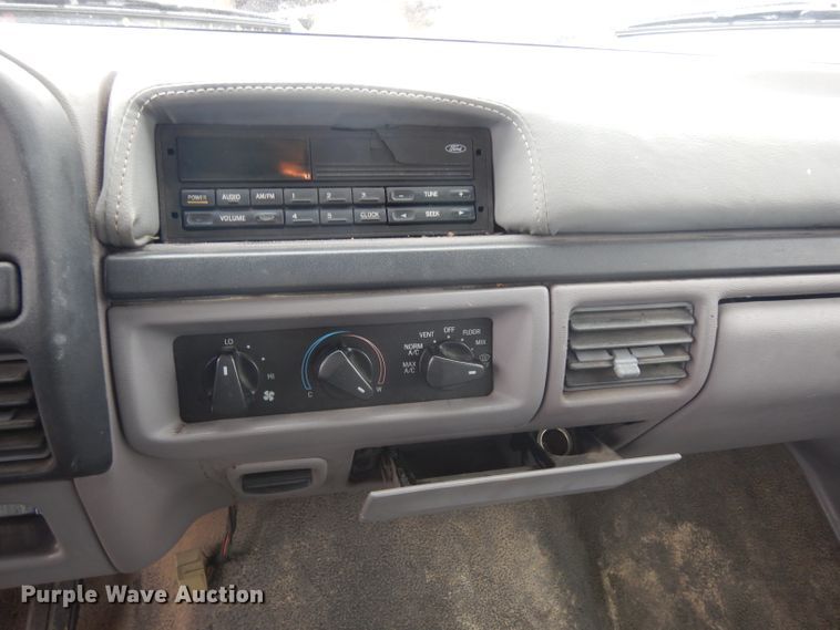 image for item GX9979 1997 Ford F350 box truck