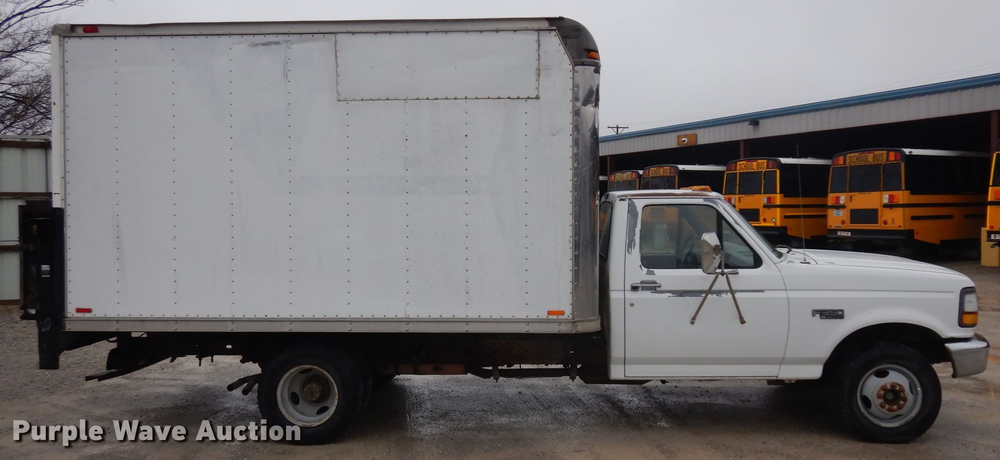 1997 Ford F350 box truck in Chanute, KS Item GX9979 sold Purple Wave