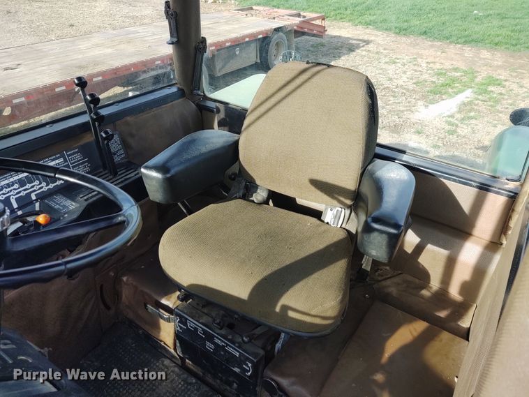 image for item DE6906 1984 John Deere 8850 4WD tractor