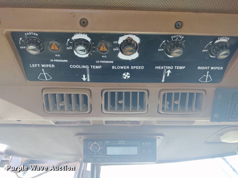 image for item DE6906 1984 John Deere 8850 4WD tractor