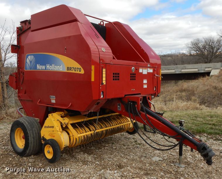 image for item DF5993 2008 New Holland BR7070 round baler