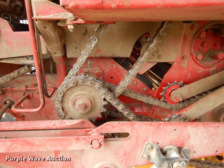 image for item DF5993 2008 New Holland BR7070 round baler