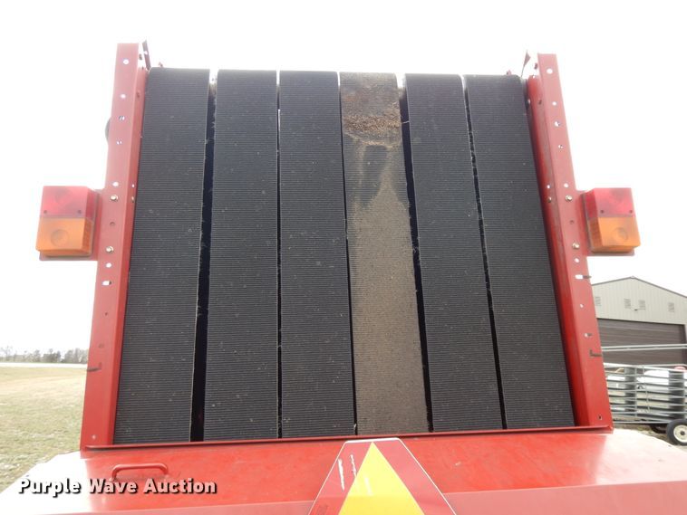 image for item DF5993 2008 New Holland BR7070 round baler