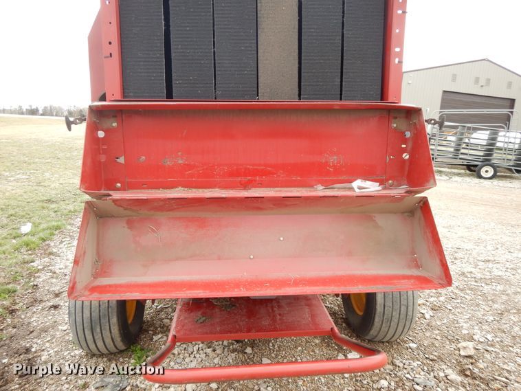 image for item DF5993 2008 New Holland BR7070 round baler