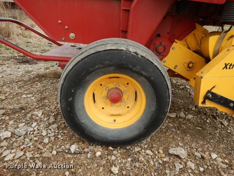 image for item DF5993 2008 New Holland BR7070 round baler