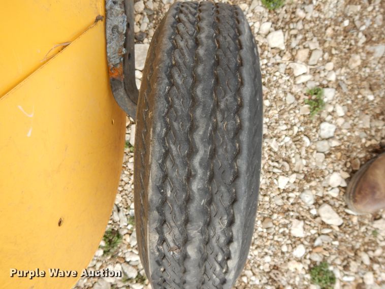 image for item DF5993 2008 New Holland BR7070 round baler