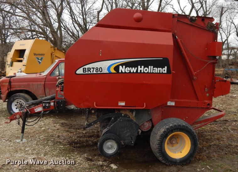 image for item DF5994 2006 New Holland BR780A round baler