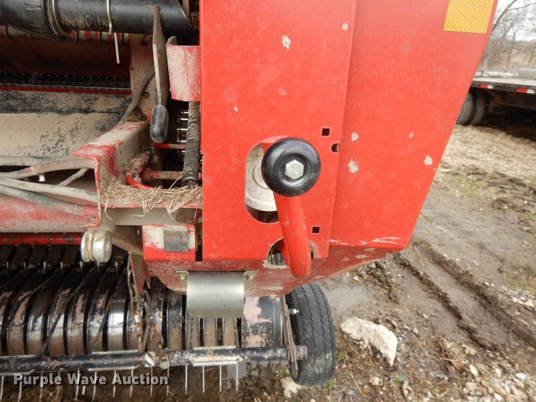 image for item DF5994 2006 New Holland BR780A round baler