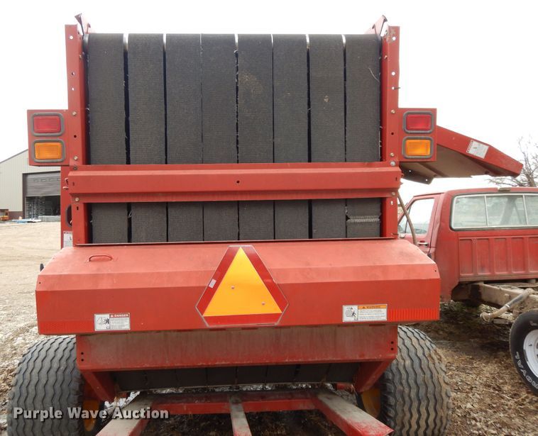 image for item DF5994 2006 New Holland BR780A round baler