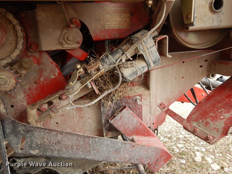 image for item DF5994 2006 New Holland BR780A round baler