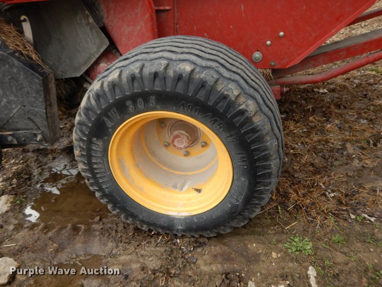 image for item DF5994 2006 New Holland BR780A round baler