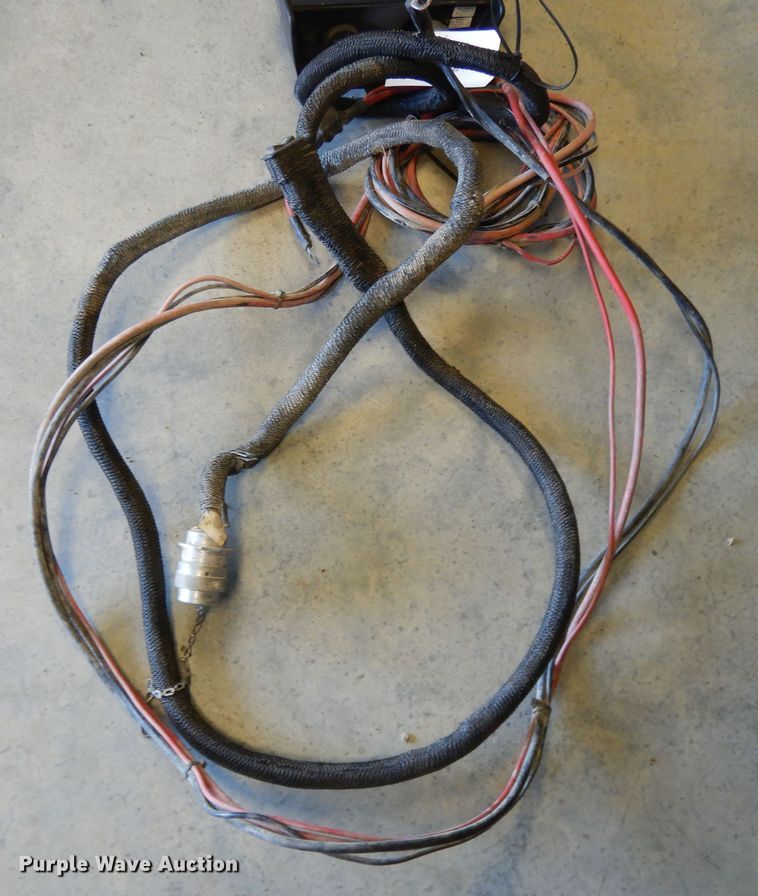 image for item DF5994 2006 New Holland BR780A round baler