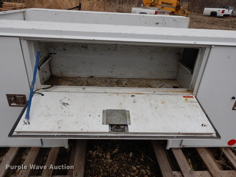 image for item DF5995 Reading SLU98ASW WRRLLH2 utility bed