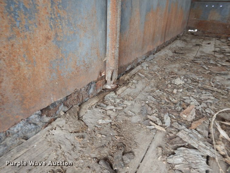 image for item DF5996 1991 Titan livestock trailer