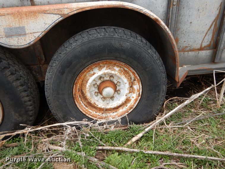 image for item DF5996 1991 Titan livestock trailer