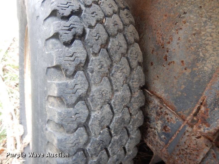 image for item DF5996 1991 Titan livestock trailer