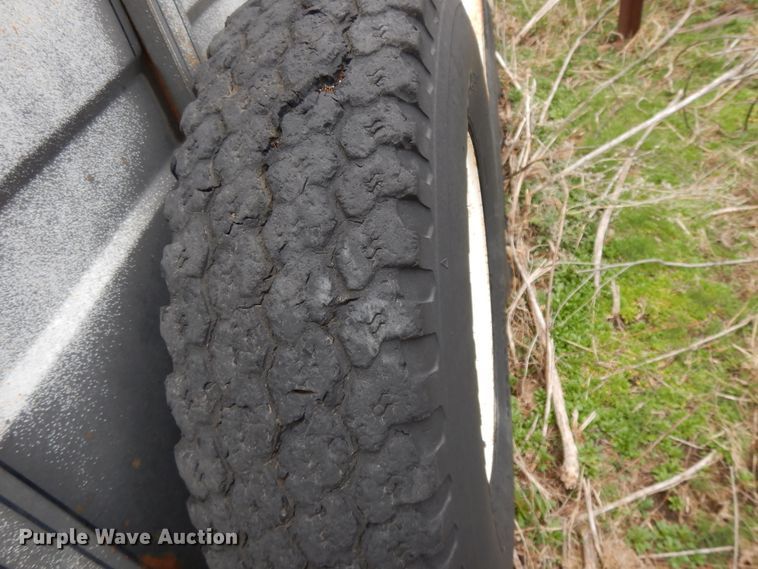 image for item DF5996 1991 Titan livestock trailer