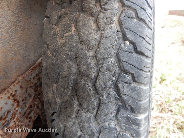 image for item DF5996 1991 Titan livestock trailer