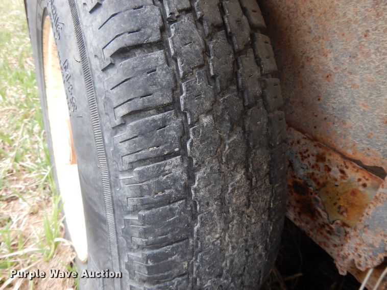 image for item DF5996 1991 Titan livestock trailer