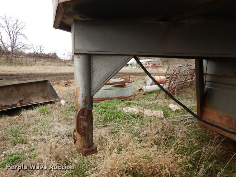 image for item DF5996 1991 Titan livestock trailer