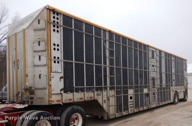 image for item DF6664 2007 Merrit livestock trailer