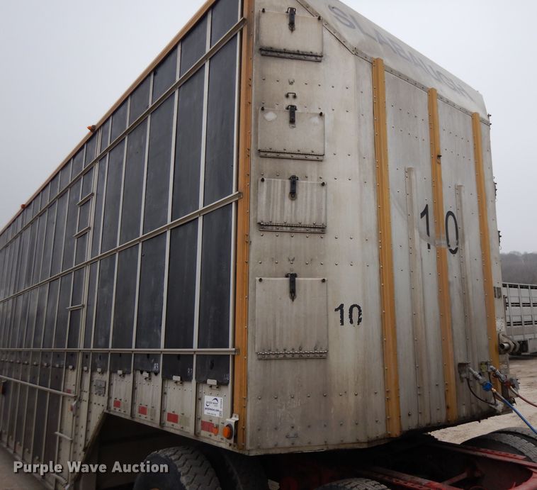 image for item DF6664 2007 Merrit livestock trailer