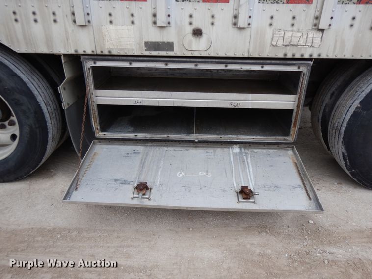 image for item DF6664 2007 Merrit livestock trailer