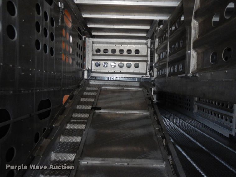 image for item DF6664 2007 Merrit livestock trailer