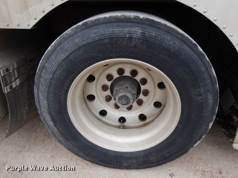 image for item DF6664 2007 Merrit livestock trailer