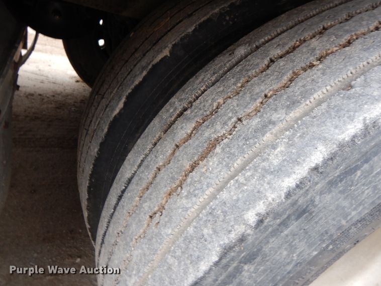 image for item DF6664 2007 Merrit livestock trailer