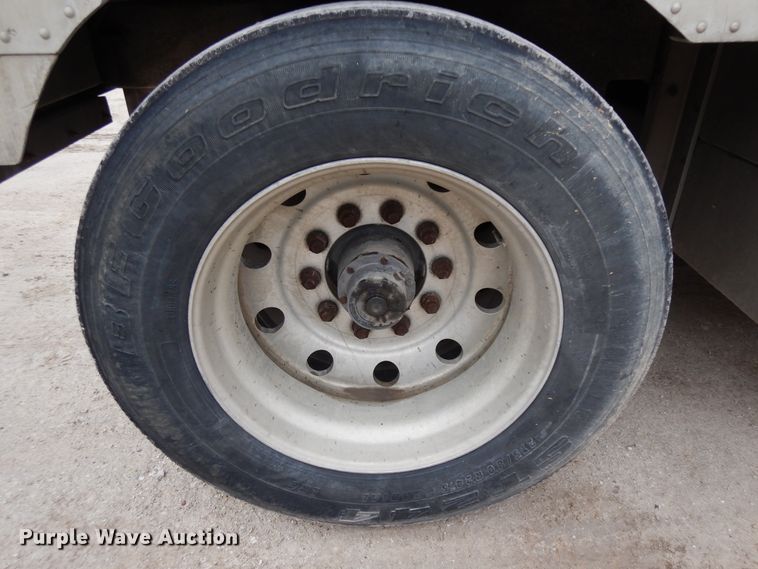 image for item DF6664 2007 Merrit livestock trailer