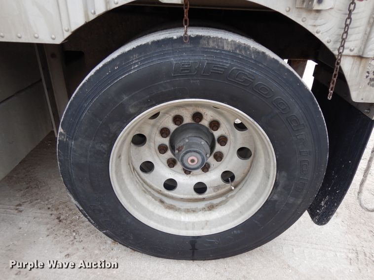 image for item DF6664 2007 Merrit livestock trailer