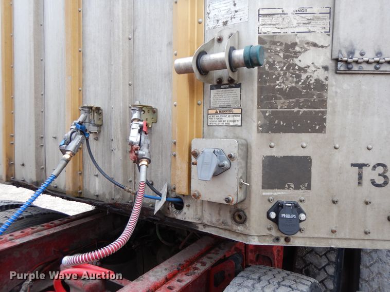 image for item DF6664 2007 Merrit livestock trailer