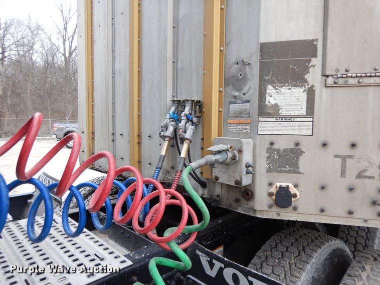 image for item DF6665 2009 Merrit livestock trailer