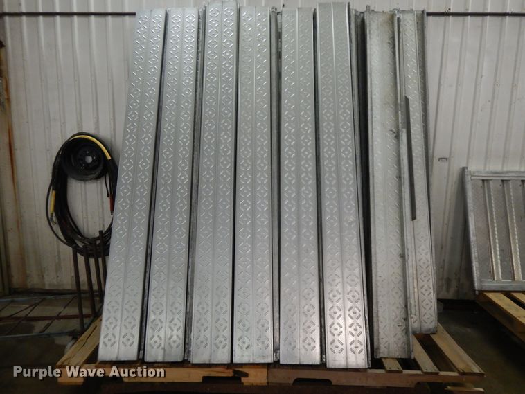 image for item DF6665 2009 Merrit livestock trailer