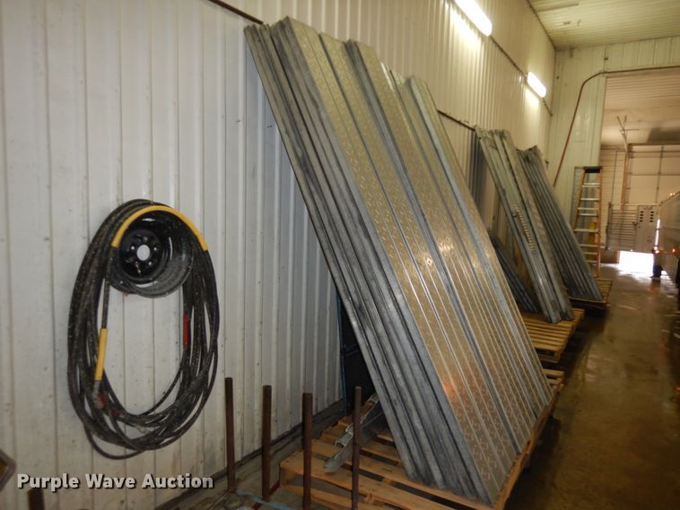 image for item DF6665 2009 Merrit livestock trailer