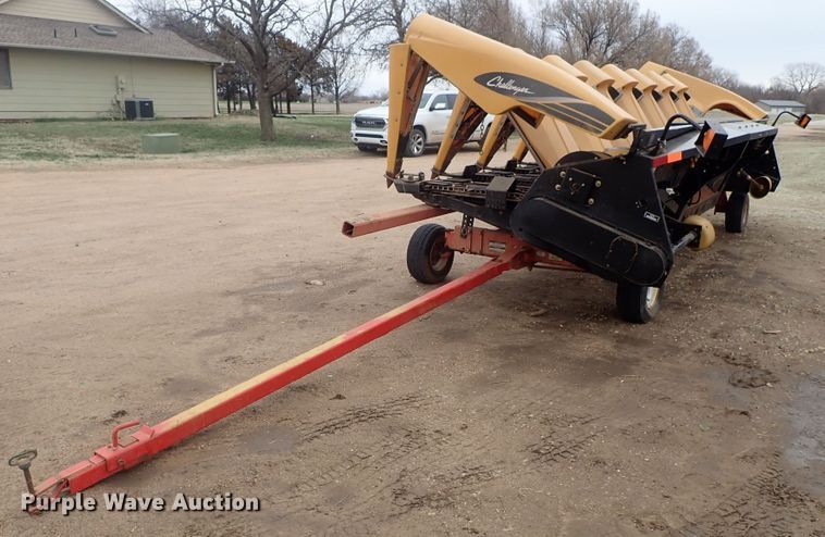 image for item DG3019 2003 Challenger CH830 corn head