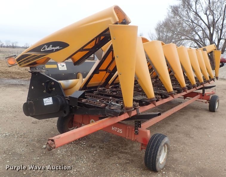 image for item DG3019 2003 Challenger CH830 corn head