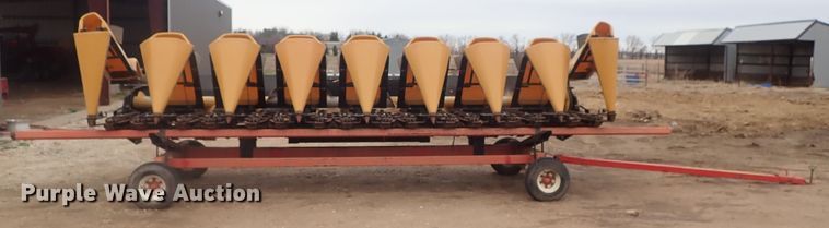 image for item DG3019 2003 Challenger CH830 corn head