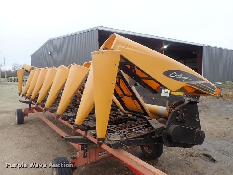 image for item DG3019 2003 Challenger CH830 corn head