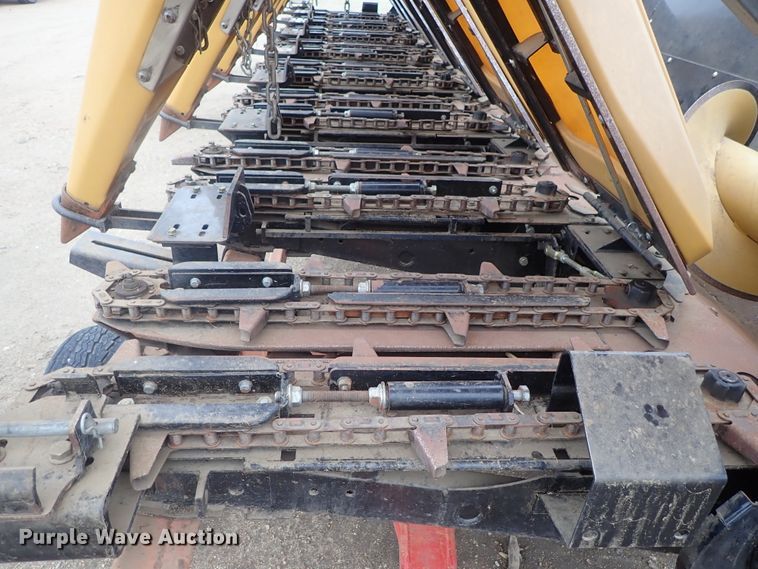 image for item DG3019 2003 Challenger CH830 corn head