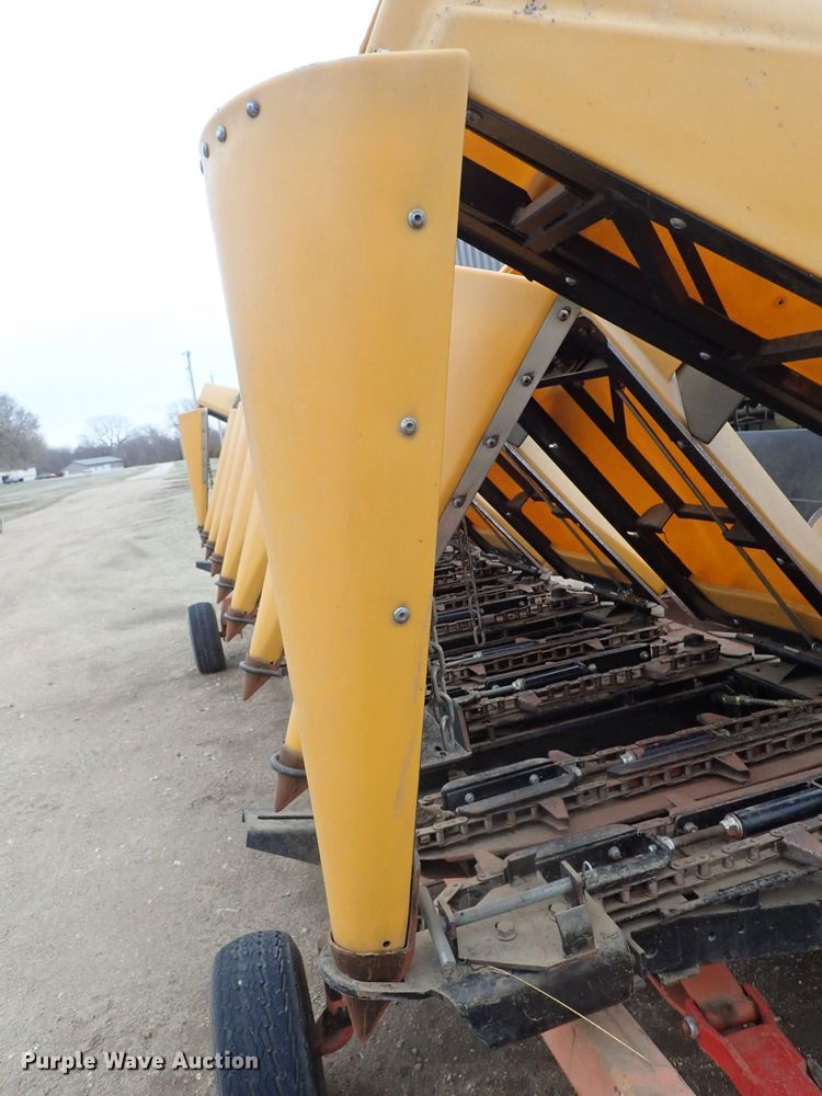image for item DG3019 2003 Challenger CH830 corn head