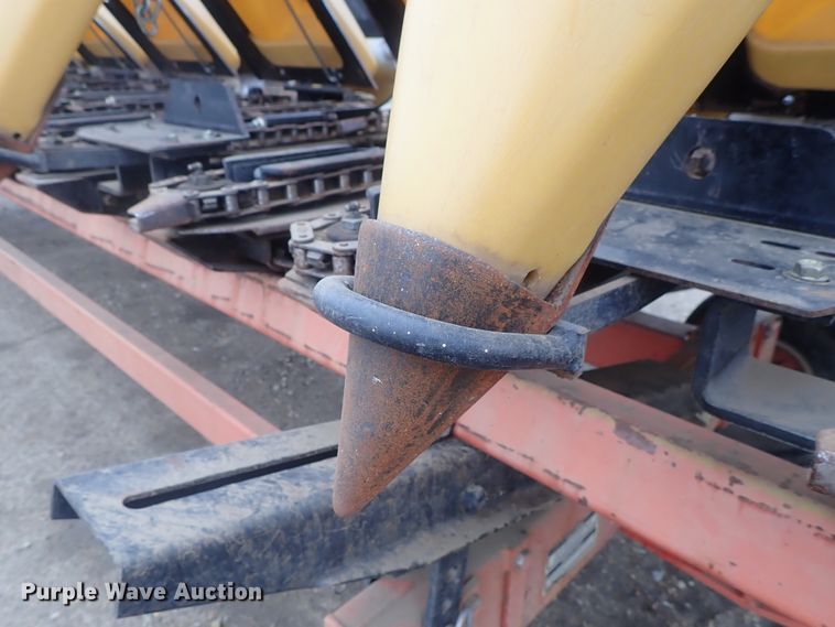 image for item DG3019 2003 Challenger CH830 corn head