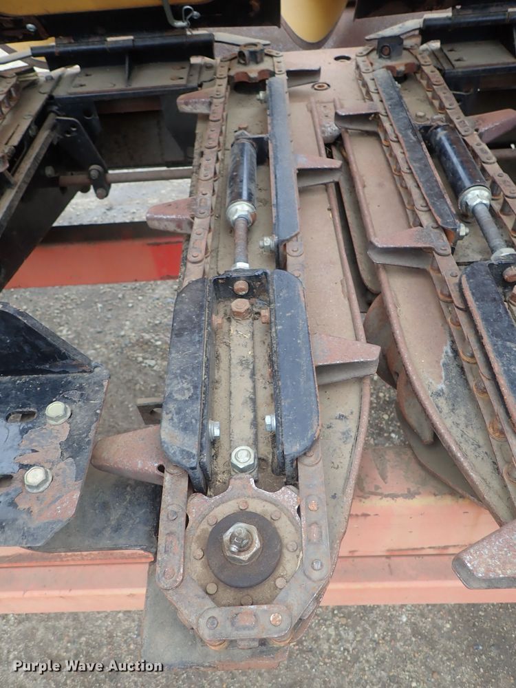 image for item DG3019 2003 Challenger CH830 corn head