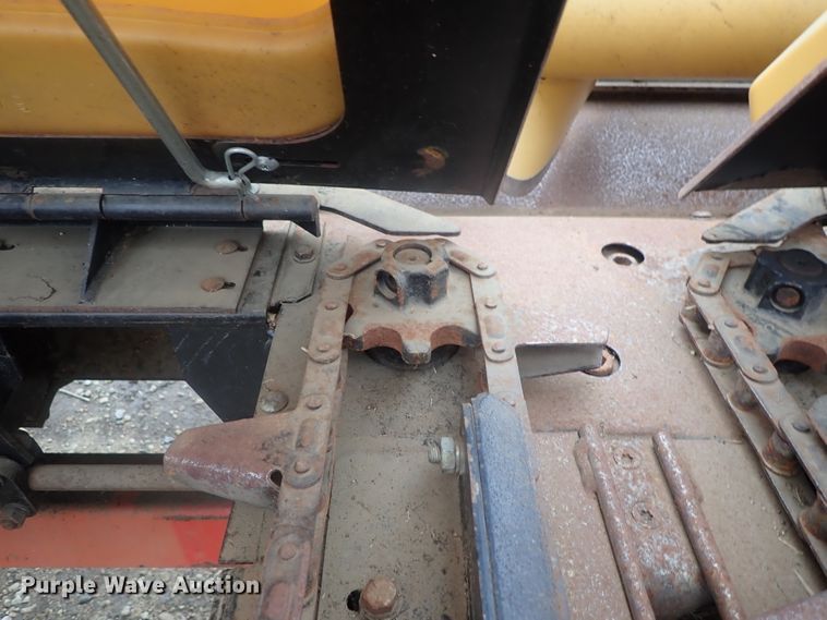 image for item DG3019 2003 Challenger CH830 corn head