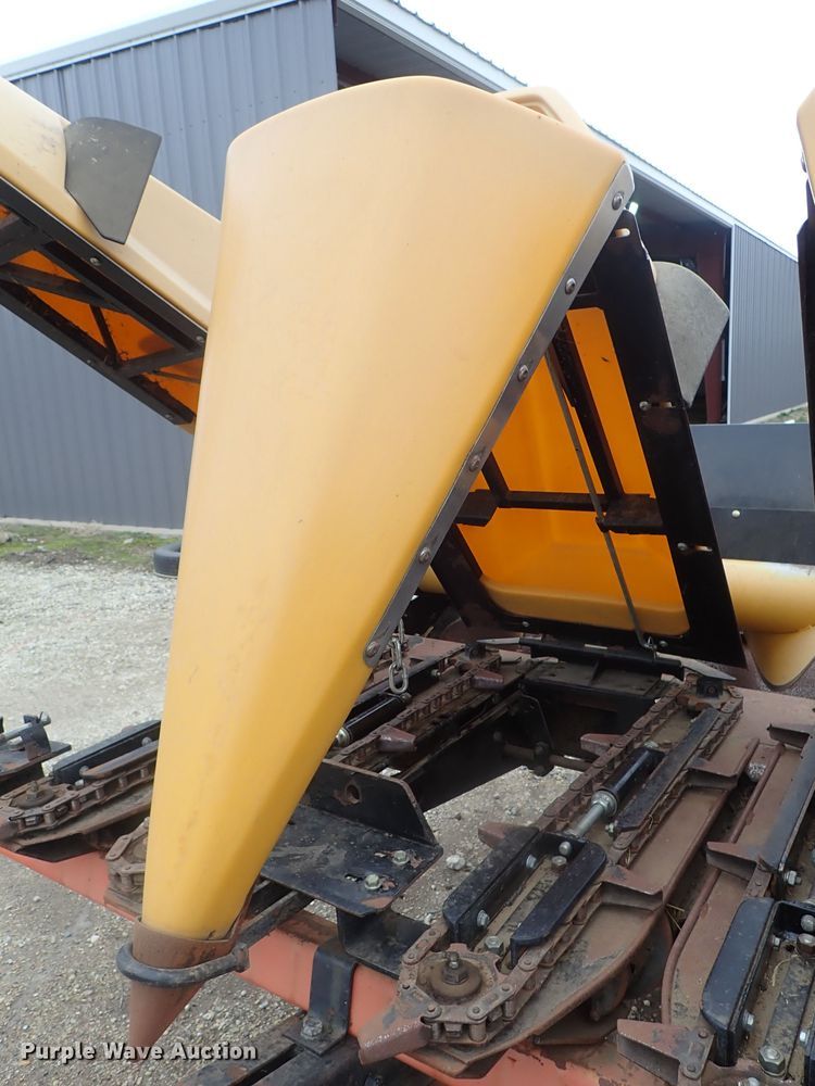 image for item DG3019 2003 Challenger CH830 corn head