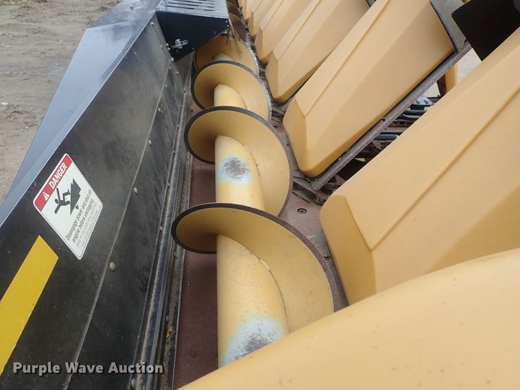 image for item DG3019 2003 Challenger CH830 corn head