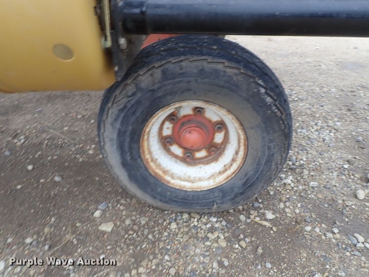 image for item DG3019 2003 Challenger CH830 corn head